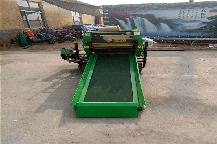 待秸秆青贮打包机内的余料出净后，才可平均上料